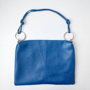 Geanta plic mare cu inele mari  argintii si doua barete, din piele naturala albastra