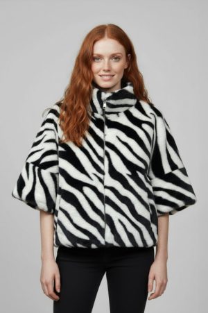 Jacheta din blana scurta animal print alb negru, cu maneca 3 4, captuseala si fermoar