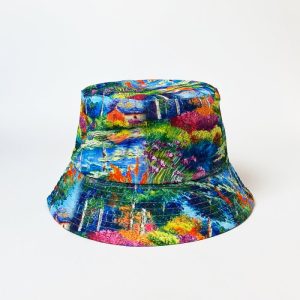 Palarie tip bucket unisex cu doua fete cu reproducere dupa un peisaj campenesc cu gradini inflorite