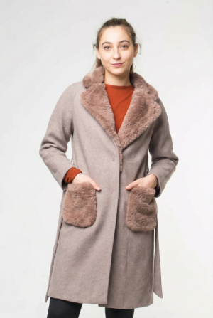 Palton bej din stofa cu buzunare din blana artificiala