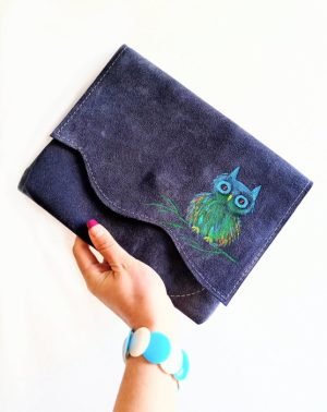 Plic handmade bleumarin   din piele naturala intoarsa ,pictat manual