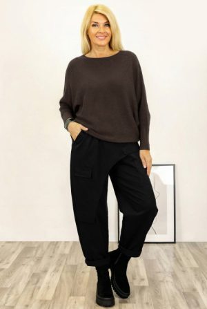 Pulover cu maneci fluture si perlute fine pe spate din vascoza, maro