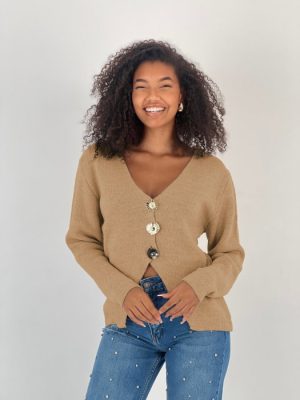 Pulover camel moale si fin cu trei nasturi mari aurii, oversize