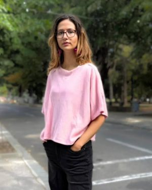 Pulover versatil cu maneca fluture din vascoza, roz