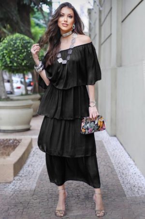 Rochie lunga suprapusa din matase si vascoza, cu trei volane mari si elastic pe umeri, neagra