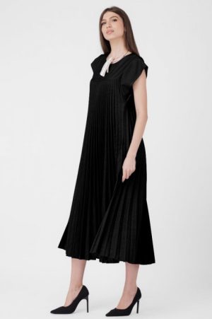 Rochie plisata  A-line lunga, material fin si usor creponat, neagra