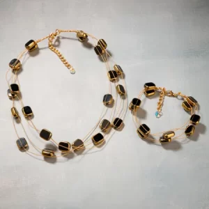 Set colier delicat cu elemente negre din sticla tip murano pe fire fine aurii si bratara