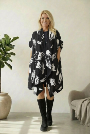 Vesta ampla in colturi cu imperimeu alb negru, matlasata